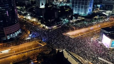 Más de 100.000 personas han tomado las calles de Tel Aviv, capital de Israel, contra la deriva ultra y autoritaria del Gobierno de Netanyahu.