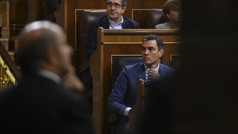 02/11/2022.- El presidente del Gobierno, Pedro Sánchez (d, abajo), y el portavoz parlamentario del PSOE en el Congreso, Patxi López (c, arriba),durante la sesión de control al Gobierno, este miércoles, en el Congreso de los Diputados. EFE/