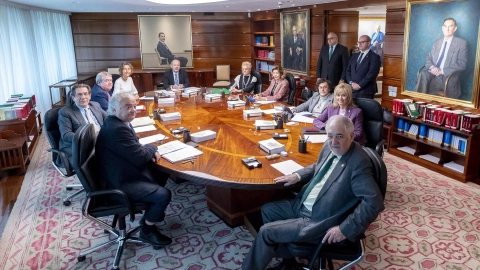 (I-D) El juez Ramón Sáez Valcárcel; el juez Enrique Arnaldo; el juez César Tolosa; la magistrada Laura Díez; el juez Juan Carlos Campo Moreno; la jueza María Luisa Segoviano; la jueza Concepción Espejel; la jueza María Luisa Balaguer Callej