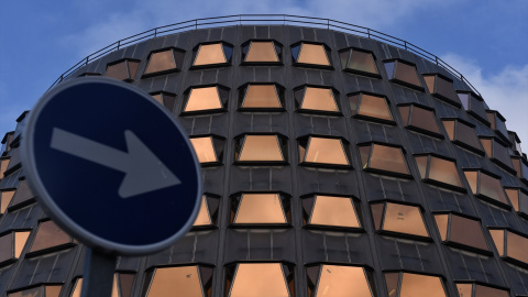 Una señal de tráfico frente a la sede del Tribunal Constitucional.