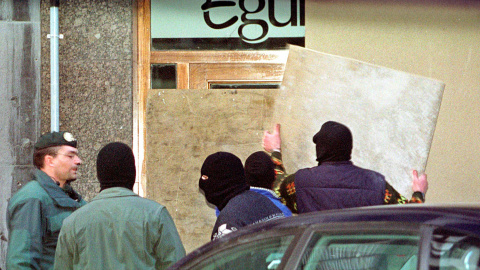 Policías sellan la entrada a la sede del diario ‘Euskaldunon Egunkaria’ en febrero de 2002.- RAFA RIVAS (AFP)