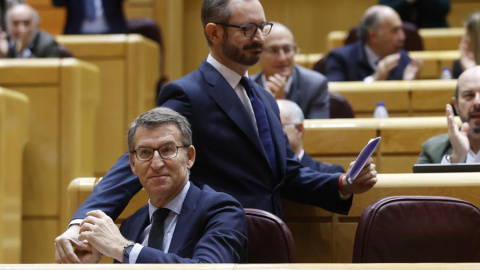 22/12/2022.- El senador Javier Maroto (PP) (de pie) y el líder del PP, Alberto Núñez Feijòo, fotografiados durante el pleno celebrado este jueves en el Senado en Madrid. El pleno del Senado debate y vota este jueves la derogación de la sedi