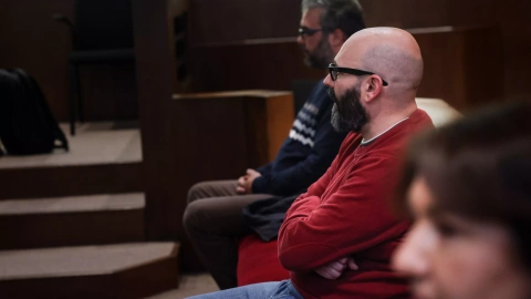 L'acusat, Isaías Herrero, amb Laura Borràs en primer pla, durant el judici.