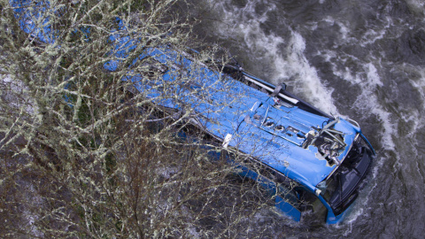 El autobús que se precipitó al río Lérez en la provincia de Pontevedra.