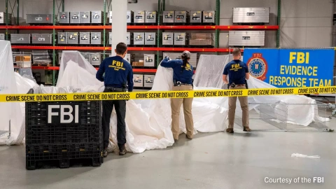 Foto sin fecha del FBI tomada en un lugar no revelado muestra a varios agentes procesando el material recuperado del globo derribado frente a la costa de Carolina del Sur, a 9 de febrero de 2023.