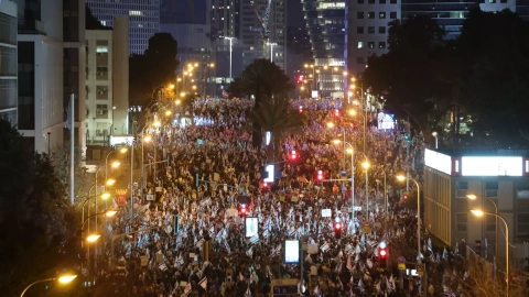 La gente protesta contra la reforma del sistema de Justicia del gobierno en Tel Aviv, a 25 de febrero de 2023.