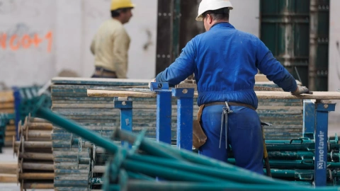Un obrero trabajando en la construcción en Madrid a 22 de febrero de 2023
