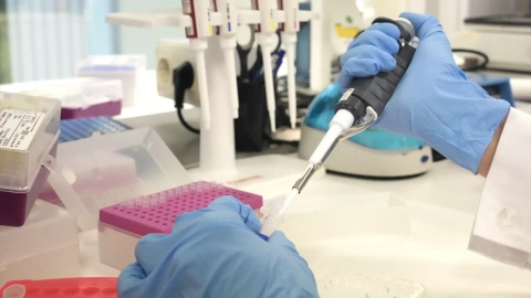 Una científica que introduce líquido en una probeta, en el laboratorio del Parque Tecnológico de Zamudio de Bilbao (País Vasco)