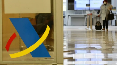 El logo de la Agencia Tributaria, en una de sus oficinas en Madrid. E.P./Marta Fernández