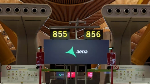 El logo de Aena en una pantalla en el Aeropuerto Adolfo Suarez Barajas de Madrid. REUTERS/Violeta Santos Moura
