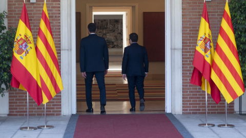 El presidente del Gobierno, Pedro Sánchez, y el de la Generalitat, Pere Aragonés, este verano en una reunión en Moncloa