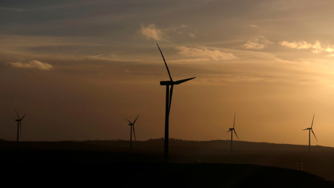 Los aerogeneradores de un parque eólico de Iberdrola, en Moranchon (Guadalajara). REUTERS/Sergio Perez