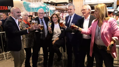 Fotografia conjunta dels candidats de diferents formacions brindant a la Boqueria.