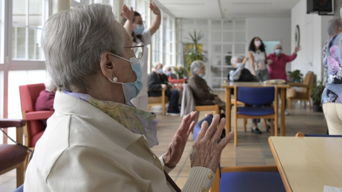 Varios ancianos en una sala de la residencia de de mayores de Carballo.