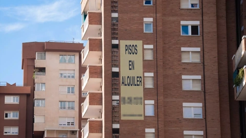 Cartel de alquiler de viviendas en la fachada de un edificio en Barcelona, a 31 de diciembre de 2022.