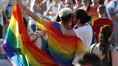 Participantes en la manifestación Pride LGTBI que recorre esta tarde las calles de Barcelona reivindicando las familias LGTBI bajo el lema "We are family". EFE