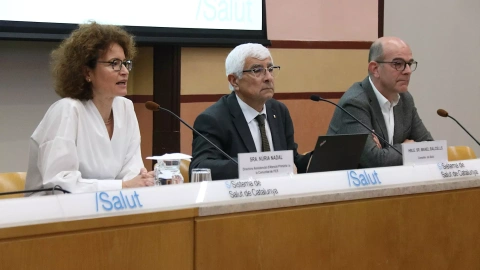 Núria Nadal, directora assistencial d'Atenció Primària; Manel Balcells, conseller de Salut; i Ignasi Carrasco, director de l'Àrea Assistencial del Servei Català de la Salut; en la presentaicó del Pla de millora de l'accessibilitat del siste