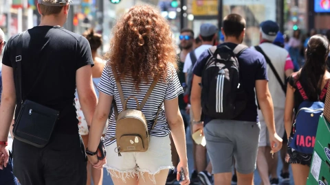 Una pareja cruza de la mano la Gran Vía de Madrid, en agosto de 2019.