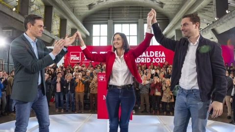 El presidente del Gobierno y secretario general del PSOE, Pedro Sánchez, junto a la ministra de Industria y candidata socialista a la Alcaldía de Madrid, Reyes Maroto y el candidato autonómico, Juan Lobato.