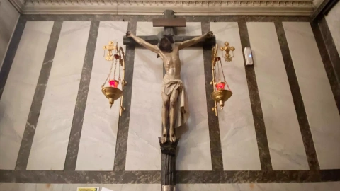 Crucifijo colgado en el interior de la Iglesia de Iglesia de San Manuel y San Benito ubicada en Madrid.