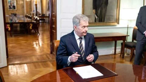 El presidente de Finlandia, Sauli Niinisto, firma la entrada de su país en la OTAN.