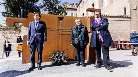 El alcalde de Madrid, José Luis Martínez-Almeida; la vicepresidenta de Amical de Mathausen y otros campos, Concha Díaz y el creador del conjunto escultórico José Miguel Utande, durante la inauguración de la escultura, en la Plaza del Rollo,