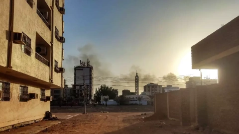 17/05/2023 - El humo se eleva sobre los edificios en el sur de Jartum, mientras continúa la violencia entre dos generales sudaneses rivales, a 17 de mayo de 2023.