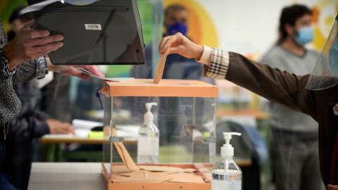 04/05/2021.- Una mujer vota en una mesa electoral en las elecciones a las Comunidad de Madrid. Jesús Hellín / Europa Press