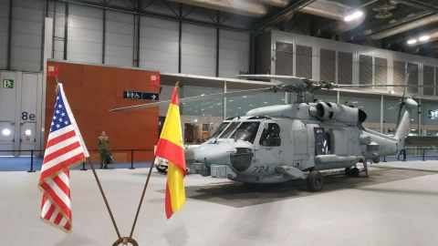 Un helícoptero de exposición en la Feria Internacional de Defensa y Seguridad de España, en Madrid, a 17 de mayo de 2023.
