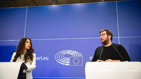 La activista antirracista y abogada, Adilia de las Mercedes, junto al eurodiputado de Anticapitalistas, Miguel Urbán, este miércoles en el Parlamento Europeo de Bruselas.
