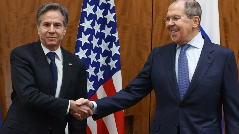 El secretario de Estado estadounidense, Antony Blinken y su homólogo ruso, Seguéi Lavrov, durante un encuentro previo al inicio de la guerra de Ucrania en Suiza, a 21 de enero de 2022.