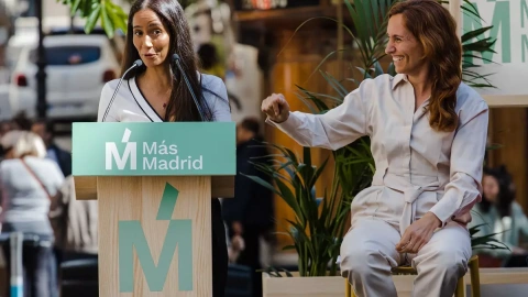 Tesh Sidi junto a la portavoz de Más Madrid en la Asamblea, Mónica García, durante un acto del partido en la Plaza de Chueca, a 15 de abril de 2023