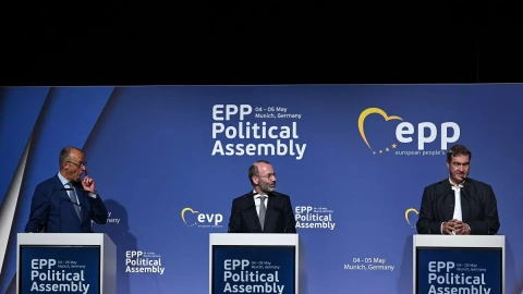 El líder de la Unión Social Cristiana, Markus Soeder, junto al derechista del Partido Popular Europeo Manfred Weber y el alemán Friedrich Merz, de la CDU, en una imagen tomada el 4 de mayo de 2023