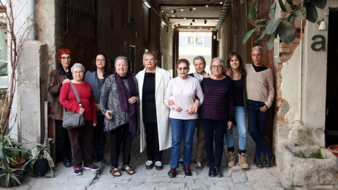 Foto de família del llibre 'Torturades' a la seu de Comanegra, amb algunes de les protagonistes.