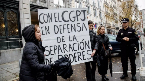 Unas mujeres se manifiestan frente a la sede del CGPJ dónde se celebra el Pleno extraordinario celebrado en el CGPJ, a 20 de diciembre de 2022, en Madrid (España). El Consejo General del Poder Judicial (CGPJ) celebra un Pleno extraordinario