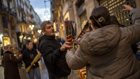 Varias personas durante la feria de Sant Jordi en Las Ramblas de Barcelona, a 23 de abril de 2022.
