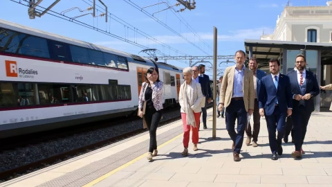 8-5-2023 El director general de Conservació i Manteniment d'Adif, Ángel Contreras, amb el president de la Generalitat, Pere Aragonès, i el conseller de l'estació de Rodalies de Gavà mentre passa un tren de Rodalies