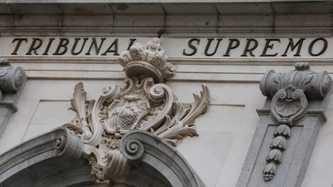 Imagen de archivo del escudo de España en la fachada del edificio del Tribunal Supremo, en Madrid a 29 de noviembre de 2019.