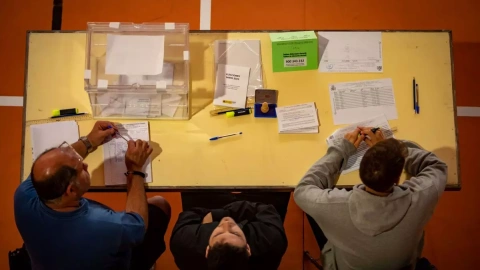 Los componentes de una mesa electoral esperan a que los ciudadanos voten en la Escola Grèvol, a 28 de mayo de 2023, en Barcelona.