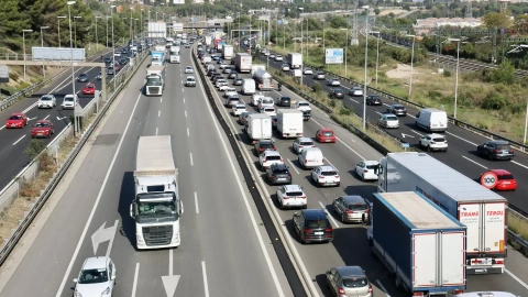 28/10/2022 - Cues a l'AP-7 al seu pas per Cerdanyola del Vallès en el recent pont de Tots Sants.