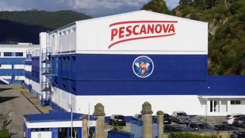 Fachada de la planta de Nueva Pescanova en Chapela (Redondela, Pontevedra).