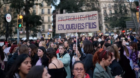 Miles de personas protestan con carteles durante la manifestación por el 8M, Día Internacional de la Mujer, a 8 de marzo de marzo de 2023, en Barcelona.