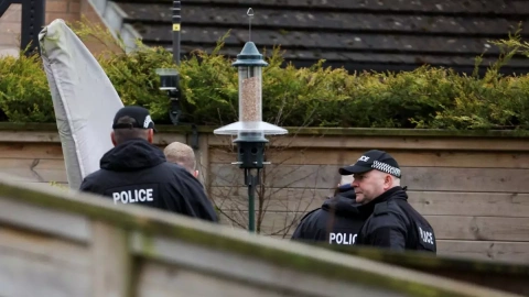 La Policía se persona en la casa del ex director ejecutivo del el esposo de la ex primera ministra de Escocia, Nicola Sturgeon, Peter Murrell, en Glasgow, a 5 de abril de 2023.