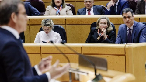 El presidente del Gobierno, Pedro Sánchez, escucha al líder del PP, Alberto Núñez Feijóo, el pasado martes en el Senado.