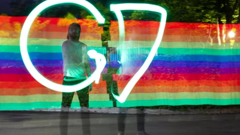 Activistas de Greenpeace Japón y otras ONG's pintan con luz para las letras G7.