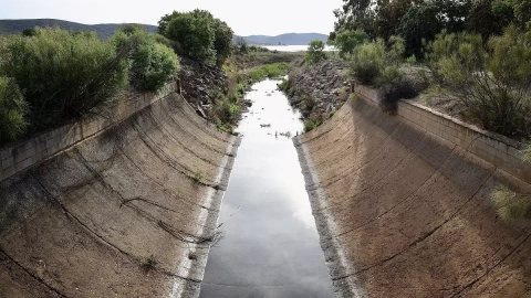 Nivel del agua bajo mínimos en el embalse del Vicario, a 25 de abril de 2023, en Ciudad Real, Castilla-La Mancha.
