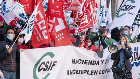Concentración de funcionarios frente al Ministerio de Justicia ante el "bloqueo" de la subida salarial.