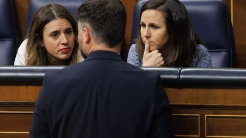 22/02/2023.- Las ministra de Igualdad, Irene Montero, y de Derechos Sociales, Ione Belarra, hablan con el portavoz de ERC en el Congreso, Gabriel Rufián durante una sesión de control al Gobierno. Eduardo Parra / Europa Press