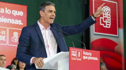 El presidente del Gobierno y líder del PSOE, Pedro Sánchez, participa en un acto electoral este lunes, en Vitoria, a 15 de mayo de 2023.