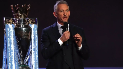 11/03/2023. Gary Lineker junto al trofeo de la 'Premier League', a 15 de diciembre de 2019.
